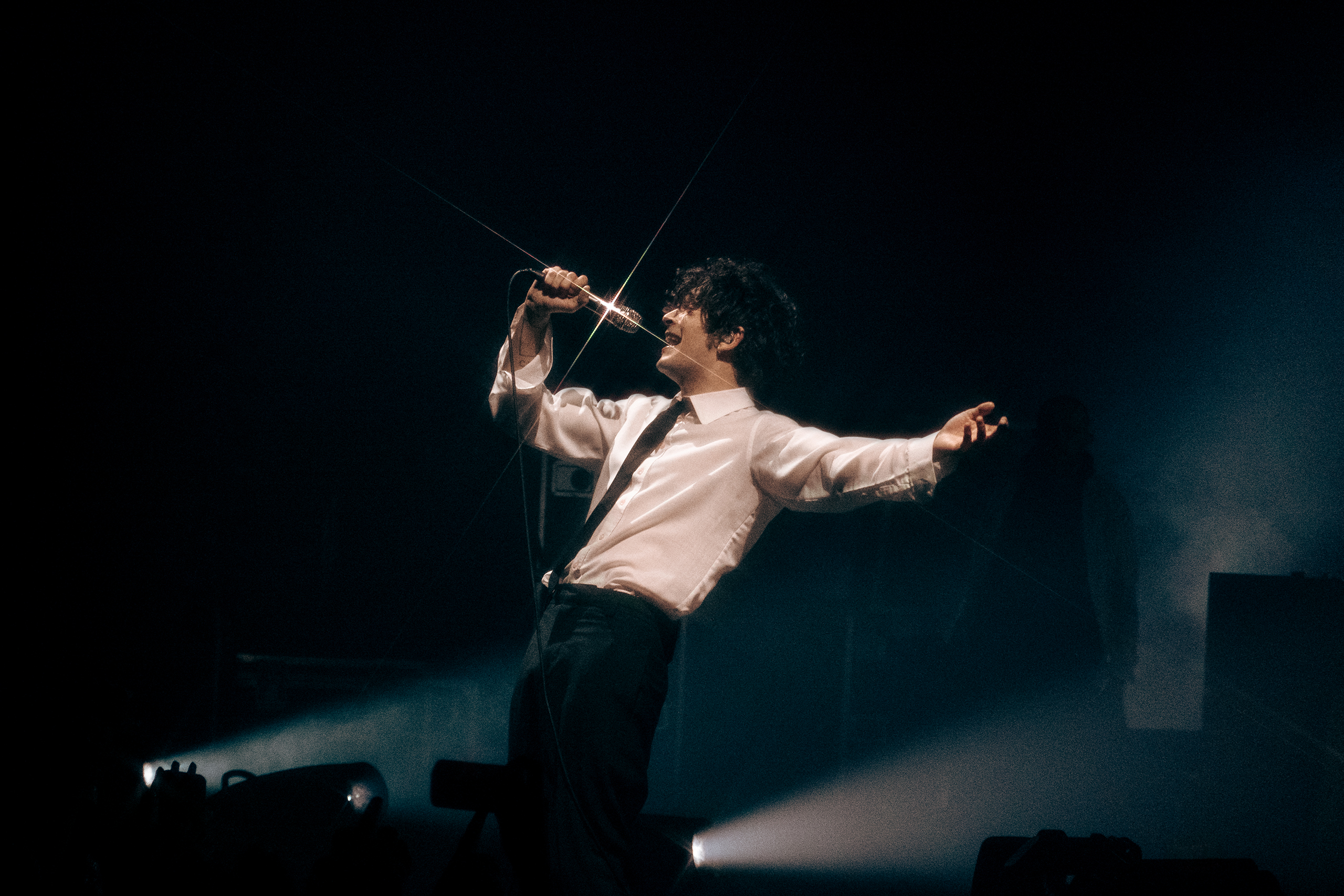 Matty Healy of The 1975 performs Give Yourself A Try in Grand Prairie, TX.